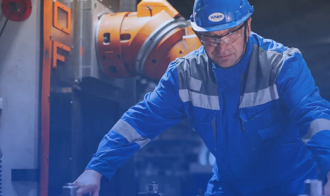 Técnico revisando maquinaria industrial
